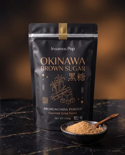 Bolsa de 1 kg de polvo Okinawa Brown Sugar Insumos Pop con azúcar moreno en un plato