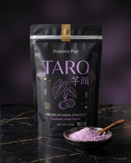 Bolsa negra de 1 kg de polvo de taro premium Insumos Pop junto a un plato con polvo violeta
